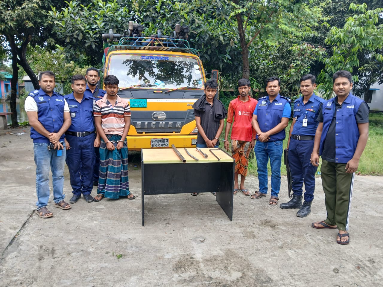 হোসেনপুরে ট্রাকে পিটিয়ে দুই যুবক হত্যা, উদ্ধার হলো ট্রাক ও হত্যার আলামত