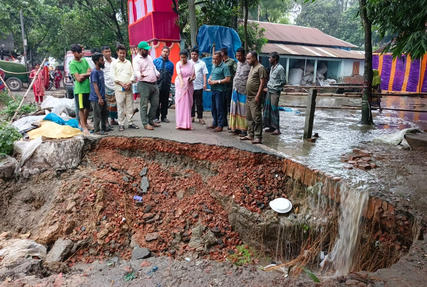 দ্বীপেশ্বরে সড়কের বেহাল দশায় নড়েচড়ে বসল প্রশাসন, ইউএনওর নির্দেশে শুরু মেরামত