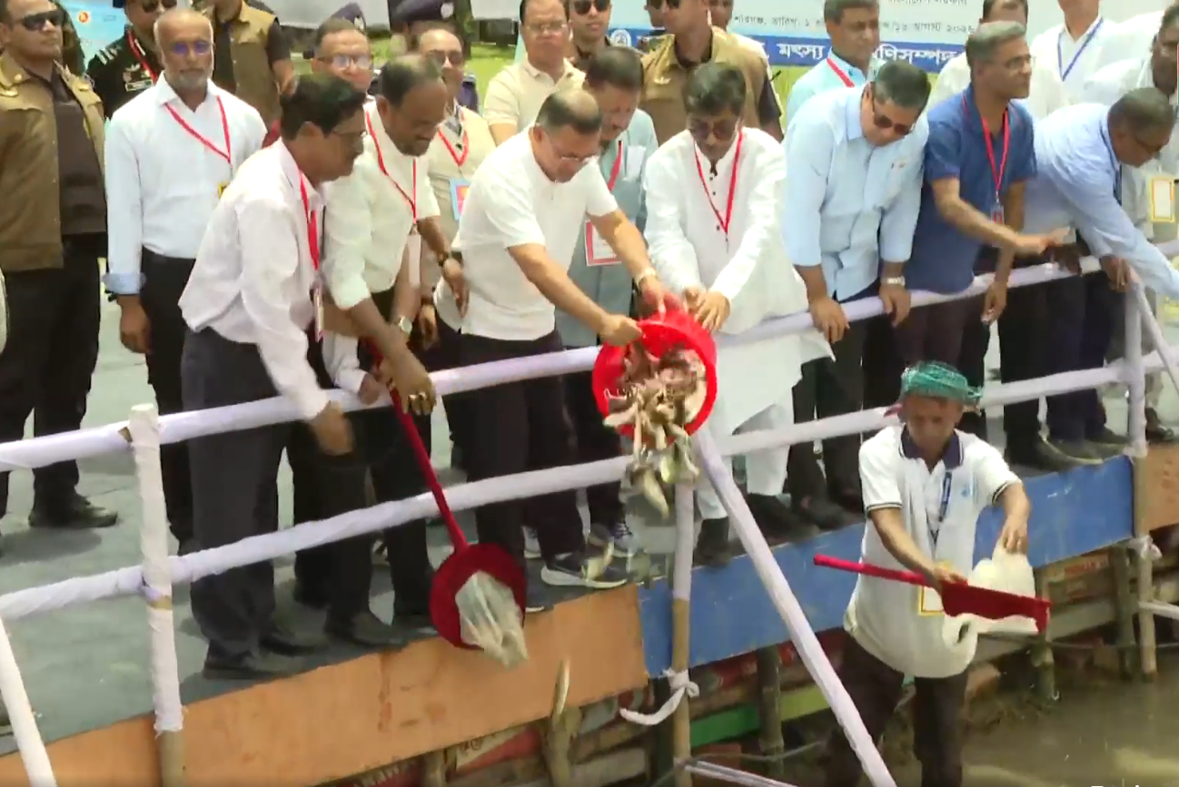 পাকুন্দিয়ায় মাছের পোনা অবমুক্ত করলেন প্রধানমন্ত্রী