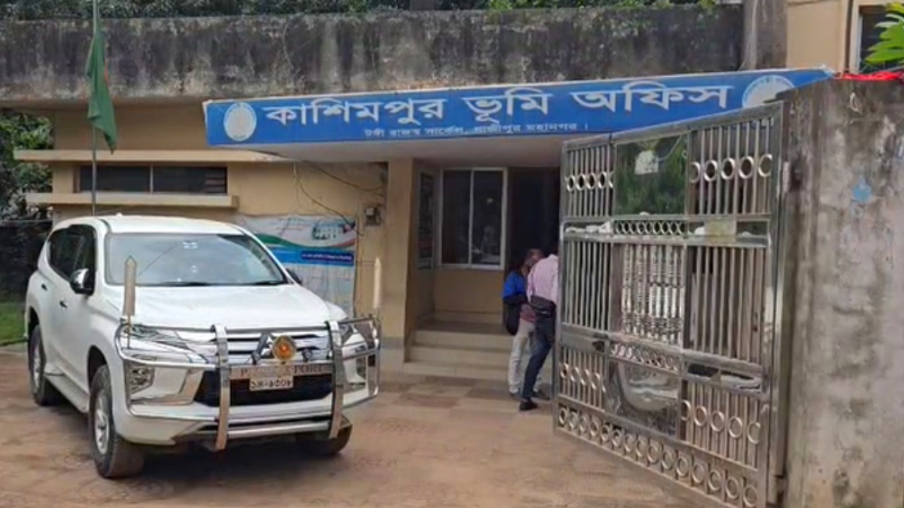 ডিসির আকস্মিক পরিদর্শনে অফিসের সকল কর্মকর্তা-কর্মচারী বরখাস্ত