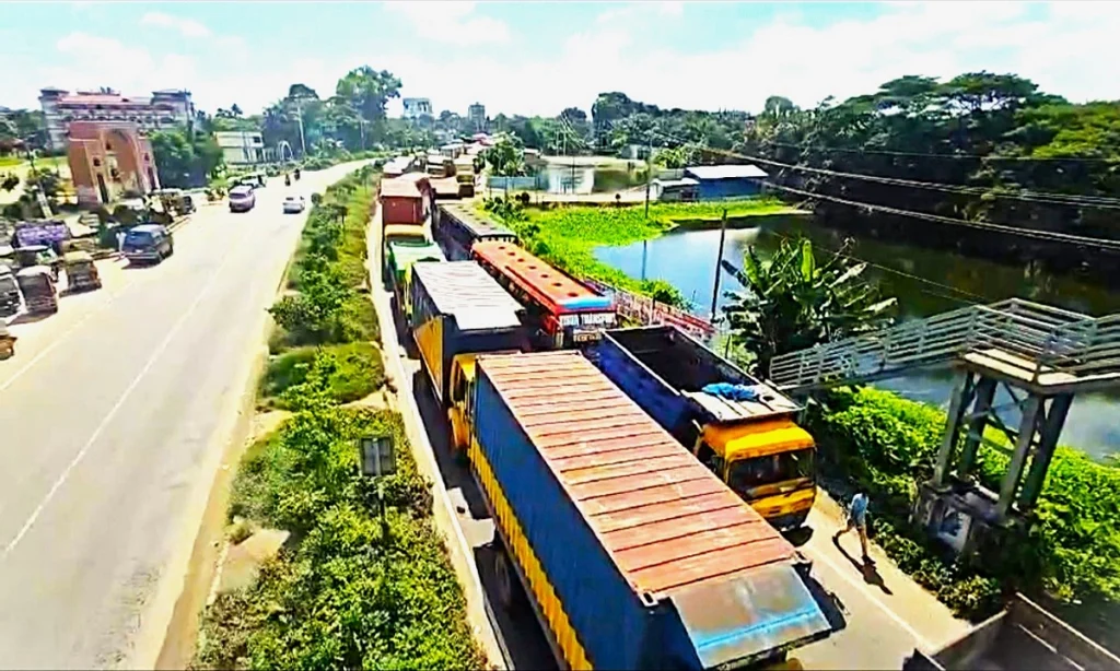 এক লেনে চলছে যানবাহন, ঢাকা-চট্টগ্রাম মহাসড়কে তীব্র যানজট