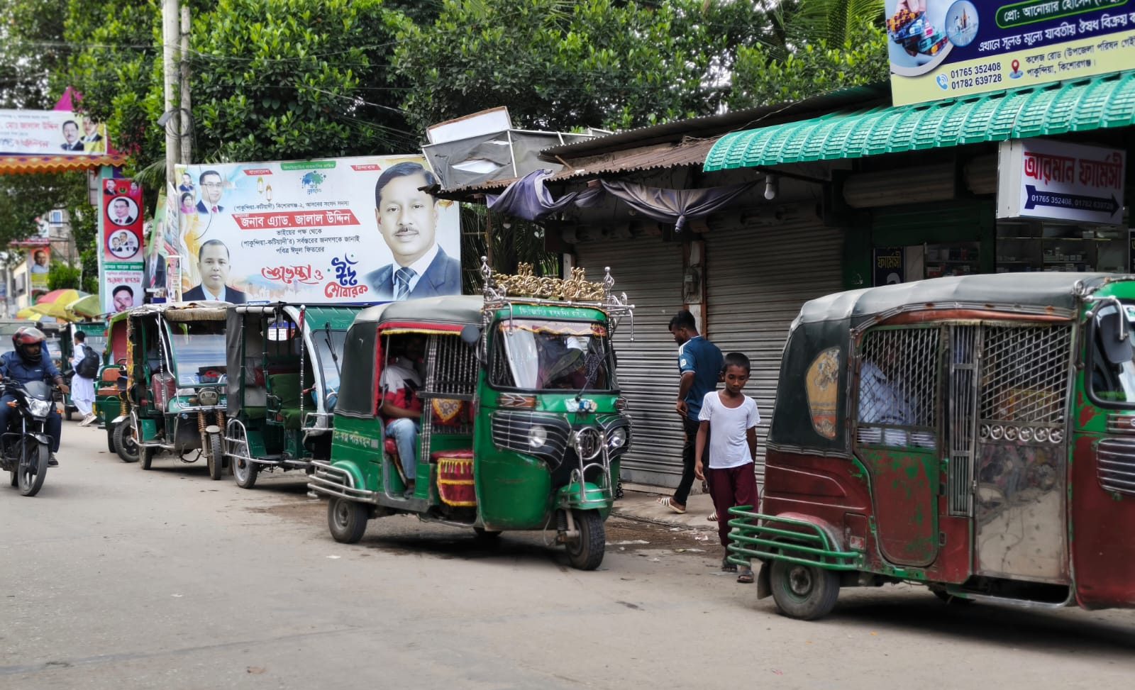 চালক-যাত্রী দ্বন্দ্বের জেরে সিএনজি বন্ধ, ভোগান্তিতে কিশোরগঞ্জ-পাকুন্দিয়ার যাত্রীরা