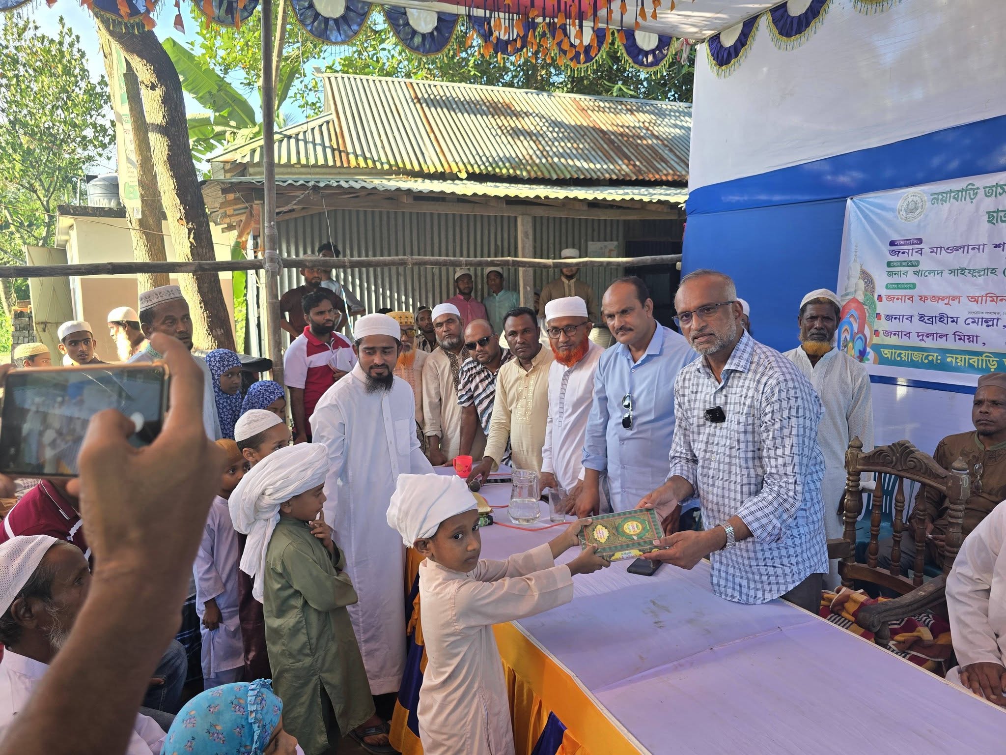 বিন্নাটিতে হাফিজিয়া মাদ্রাসায় সবক প্রদান, কোরআন শরিফ বিতরণ করলেন ভিপি সোহেল