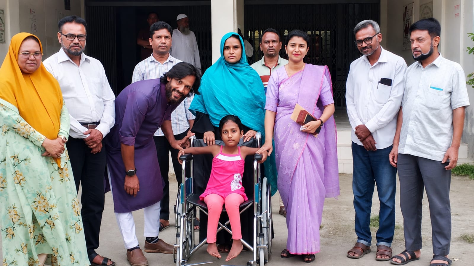 বিদায়বেলায় রৌজার মুখে হাসি ফোটালেন ইউএনও নাহিদ ইভা