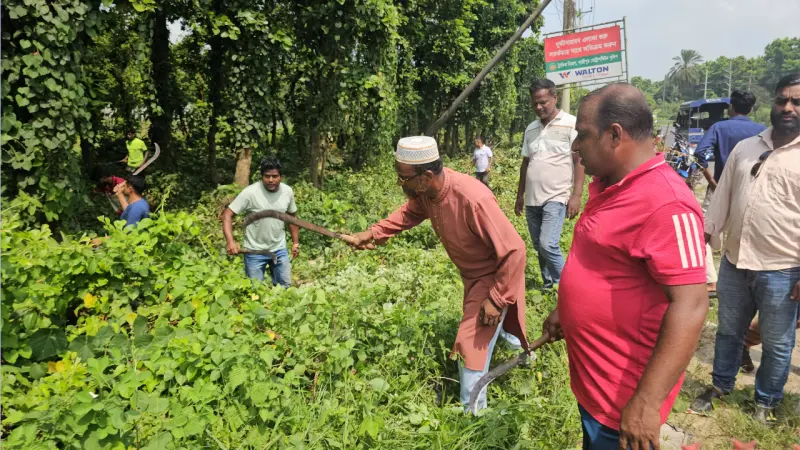 গাজীপুরে মহাসড়কের পাশে ঝোপঝাড় পরিষ্কার, ডাকাতি-ছিনতাই প্রতিরোধে উদ্যোগ
