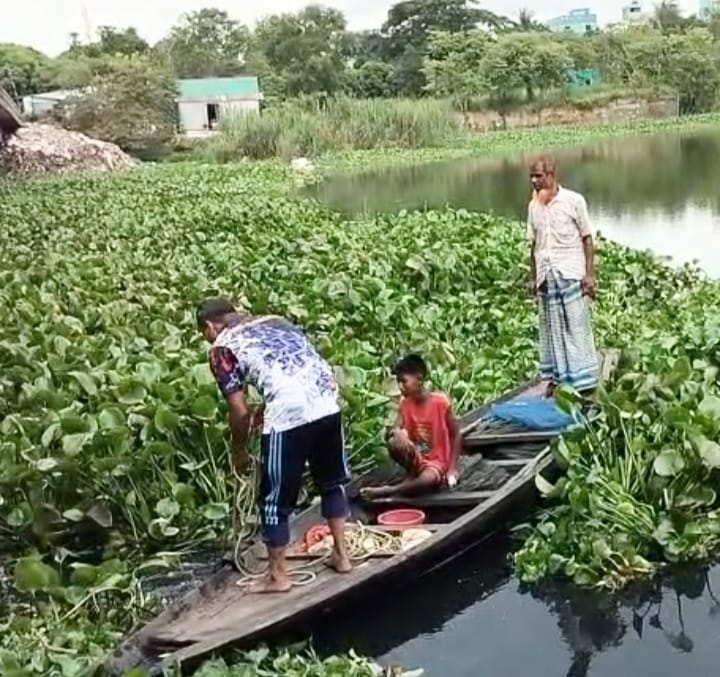 ভৈরবে মেঘনায় রক্তাক্ত বস্তা দেখে আতঙ্ক, ডুবুরি নেমে পেল ময়লা