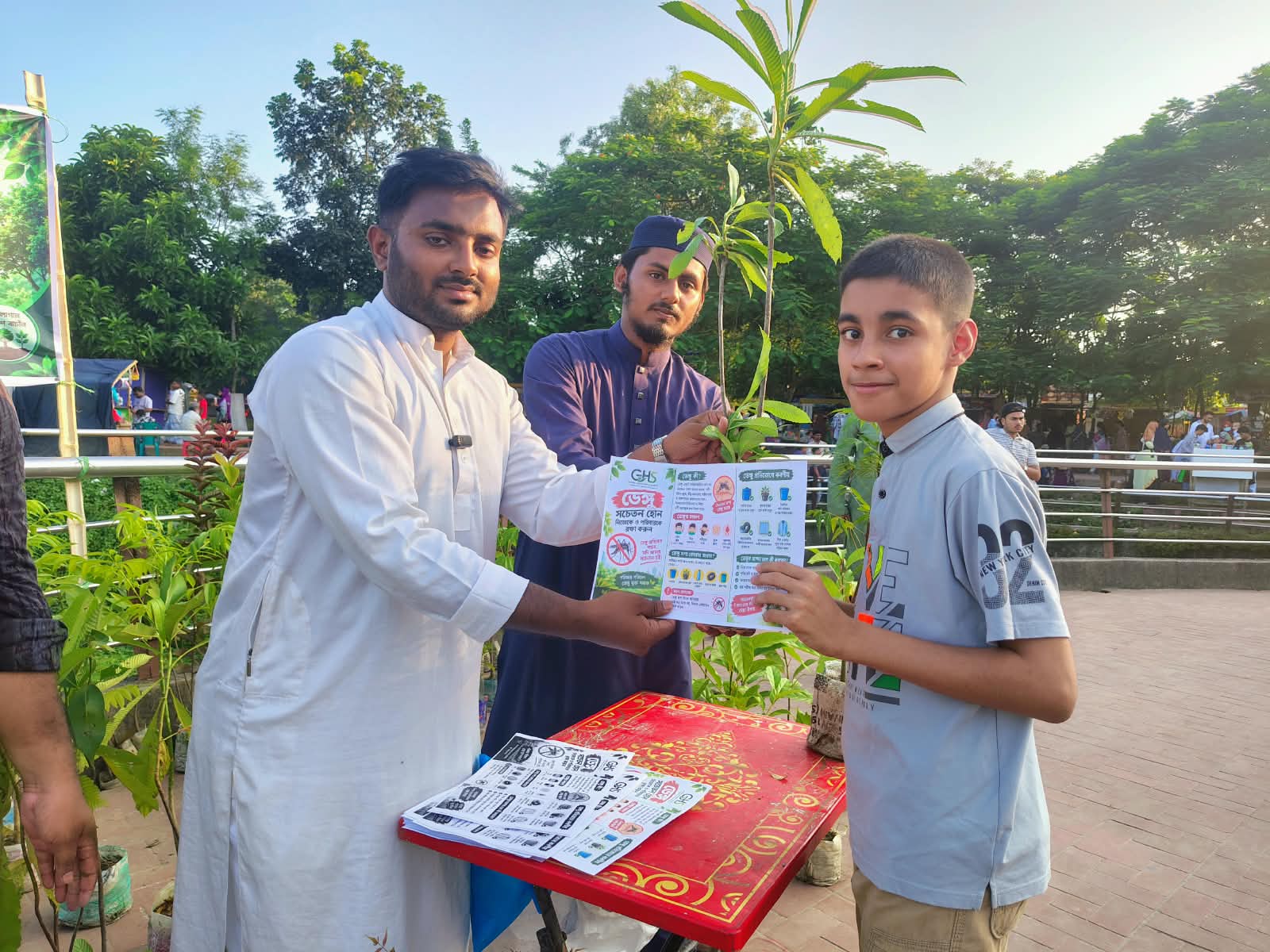 ডেঙ্গু প্রতিরোধে কিশোরগঞ্জে লিফলেট ও গাছের চারা বিতরণ