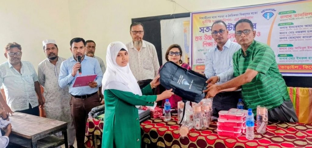 তাড়াইলে দুই শিক্ষাপ্রতিষ্ঠানে ‘সততা স্টোর’ উদ্বোধন