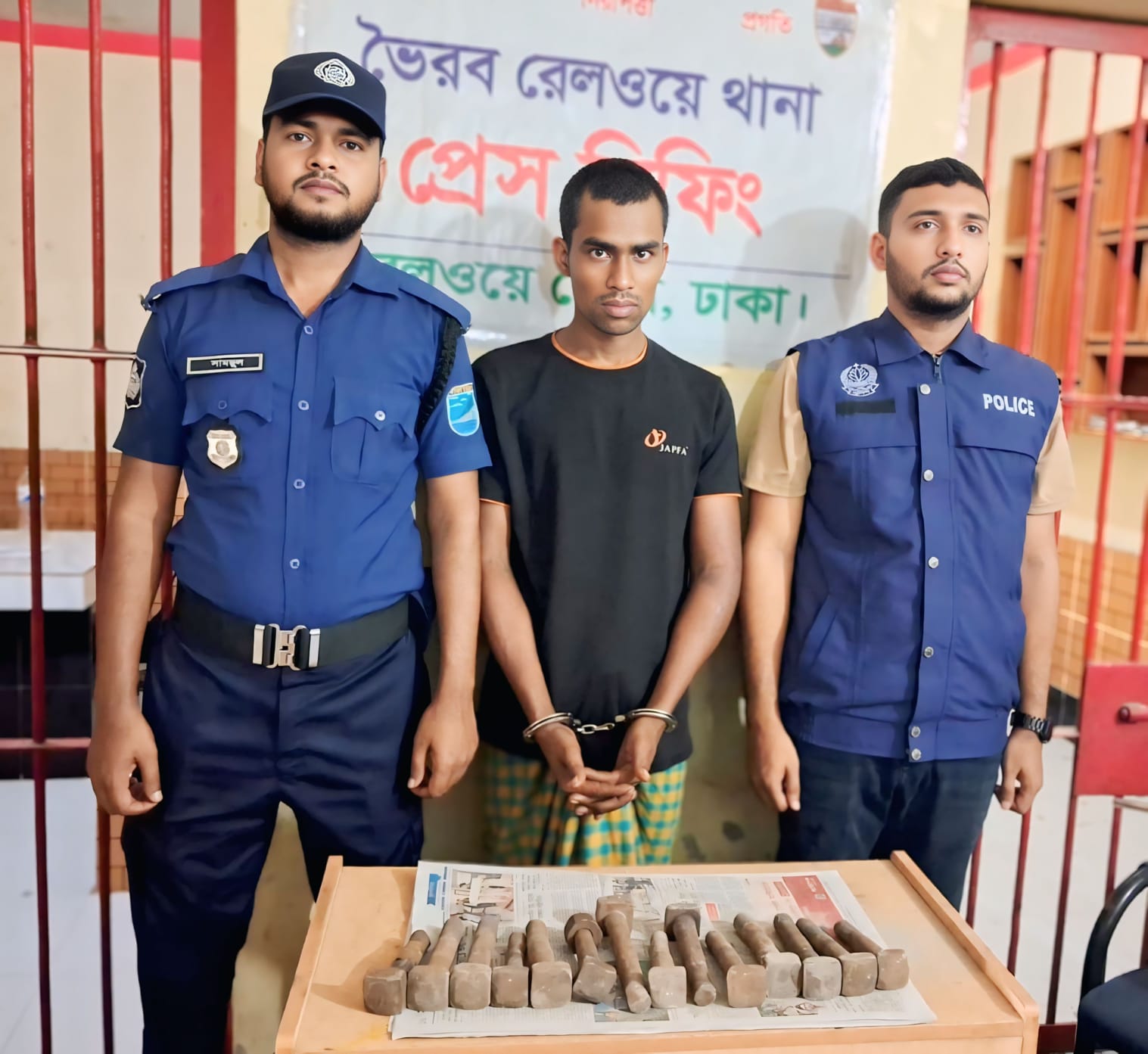 ভৈরবে রেললাইনের নাটবল্টু খুলতে গিয়ে হাতেনাতে ধরা চিহ্নিত চোর