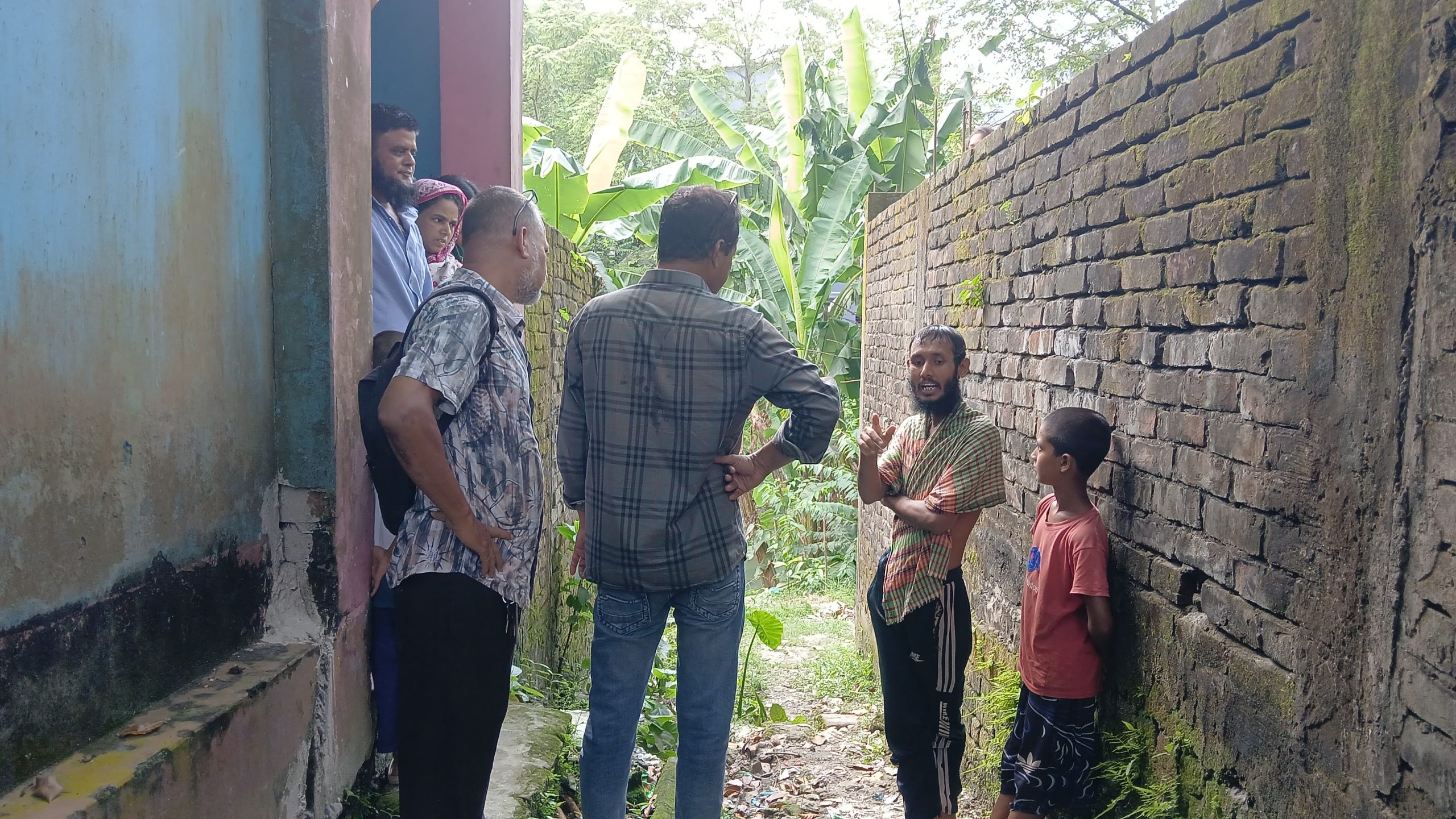 জমি বিরোধে ৫ লাখ টাকা দাবি, বসতবাড়িতে তালা দেওয়ার অভিযোগ