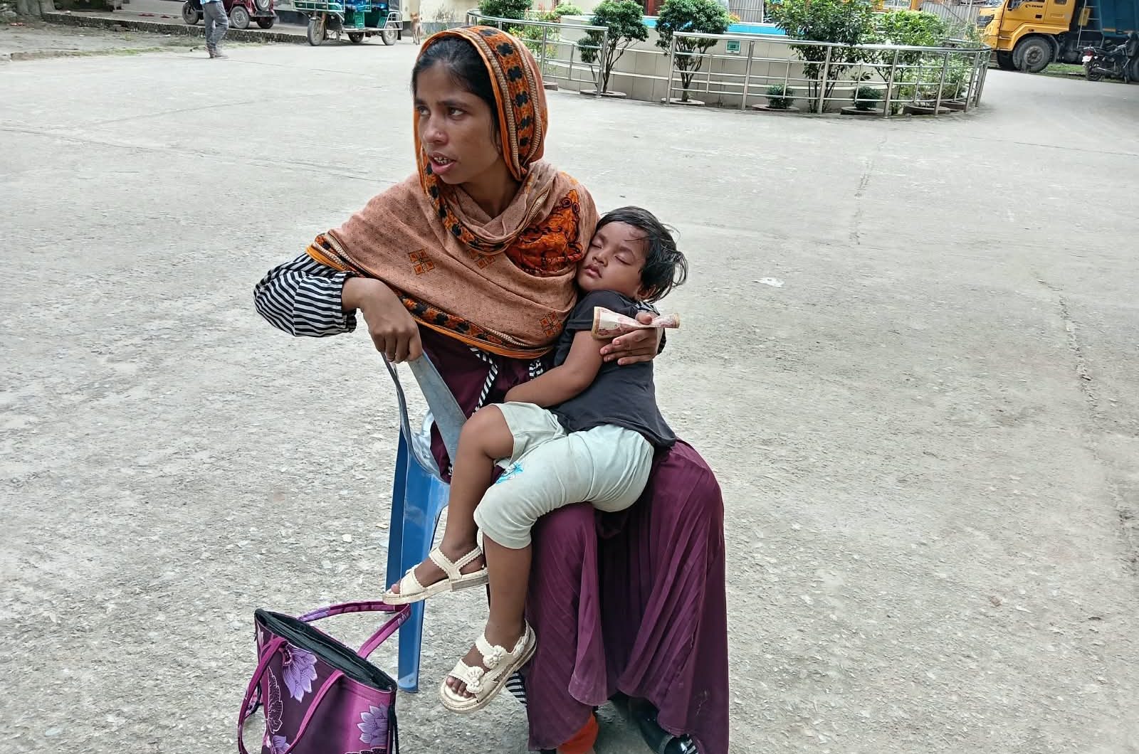 গাড়ি আনতে গিয়ে স্বামী নিখোঁজ, সন্তান কোলে পৌরসভার সামনে অন্তঃসত্ত্বা স্ত্রী