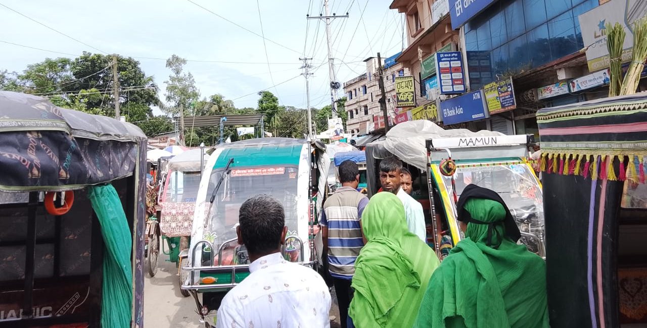 তাড়াইল সদর বাজারে তীব্র যানজট, বাড়ছে জনদুর্ভোগ ও দুর্ঘটনার ঝুঁকি