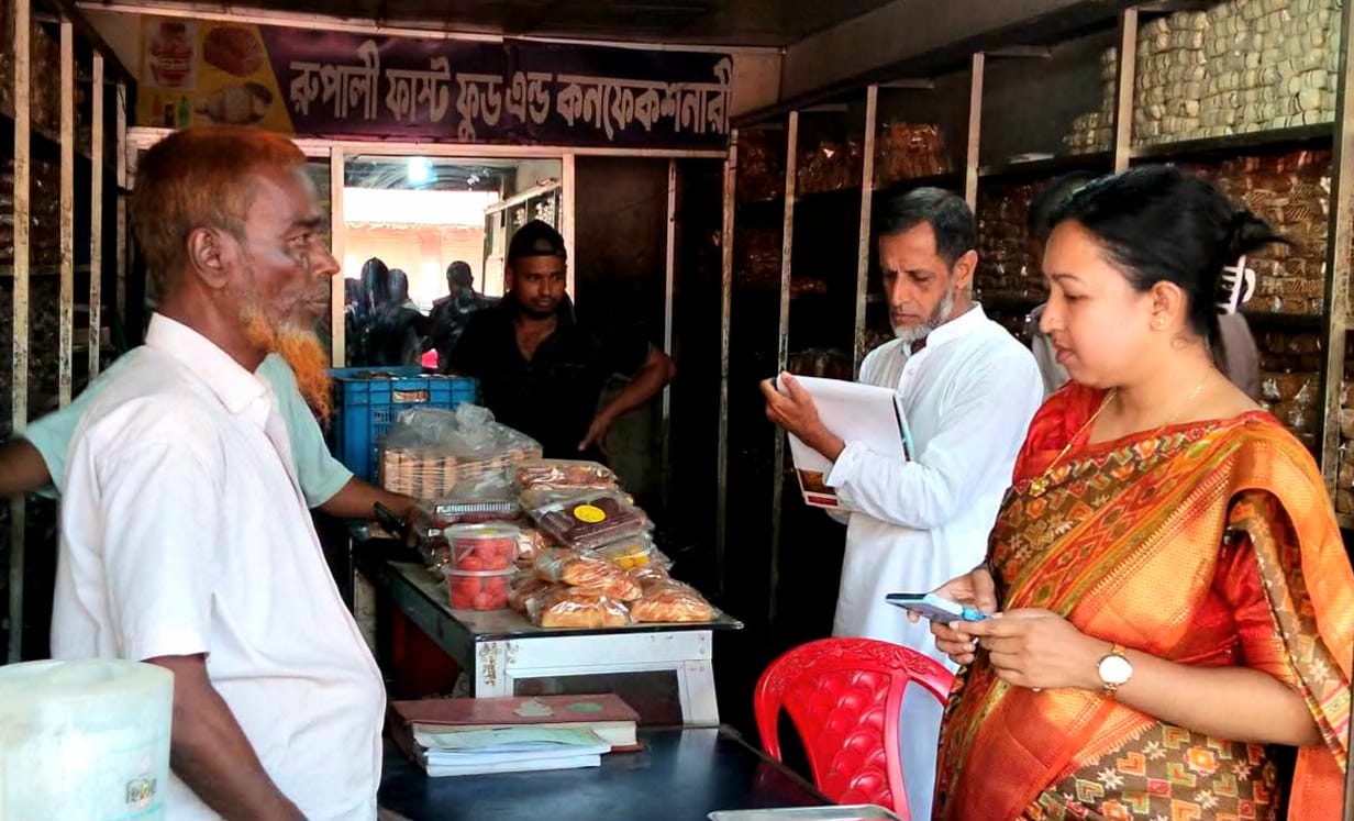 পোড়া তেল ও অননুমোদিত রং ব্যবহার, কটিয়াদীতে বেকারিকে জরিমানা