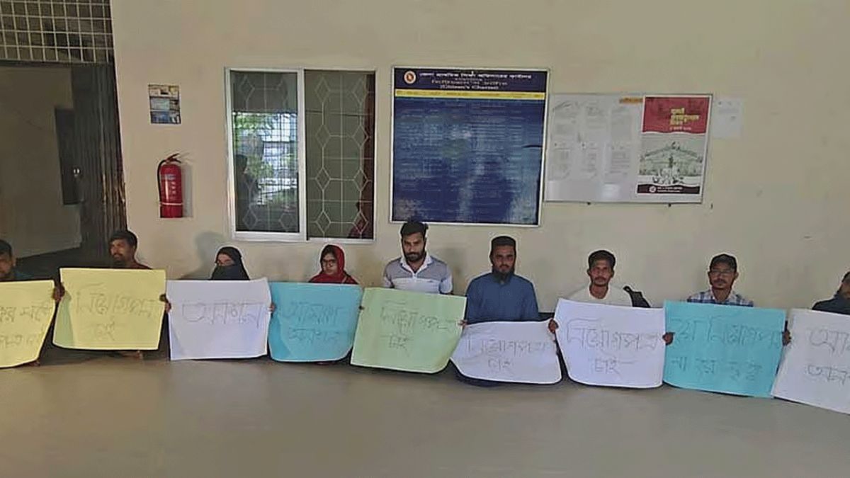 কাফনের কাপড় পরে অনশন, নিয়োগপত্র পেলেন ময়মনসিংহের ২০ শিক্ষক
