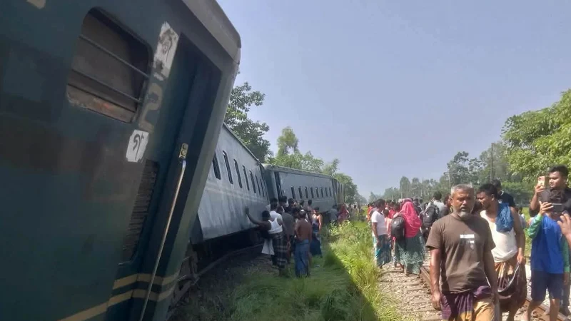 কুমিল্লায় কর্ণফুলী কমিউটার লাইনচ্যুত, ভোগান্তিতে যাত্রীরা