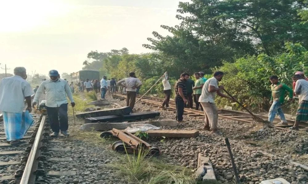 ১৬ ঘণ্টা পর উদ্ধার কর্ণফুলী কমিউটার, আপলাইনে ট্রেন বন্ধ