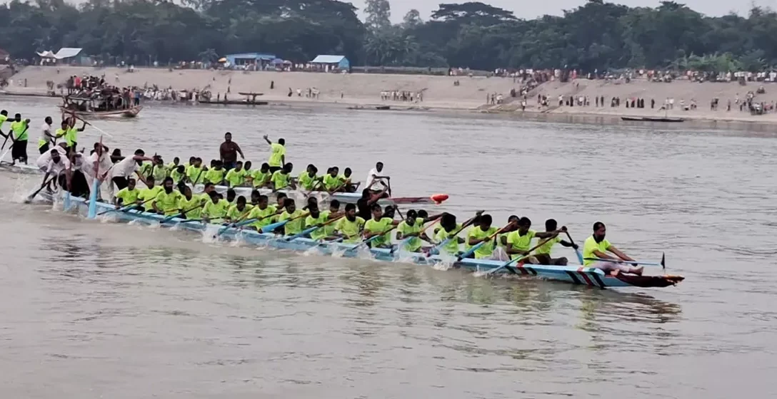 বৈঠার ছন্দে মাতল ব্রহ্মপুত্র, নৌকাবাইচে হাজারো মানুষের উচ্ছ্বাস