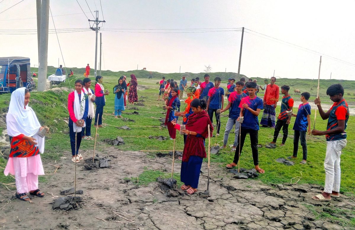 জলবায়ুর ঝুঁকি মোকাবিলায় উপকূল বাঁচাতে গাছ লাগালো শিশু-তরুণেরা