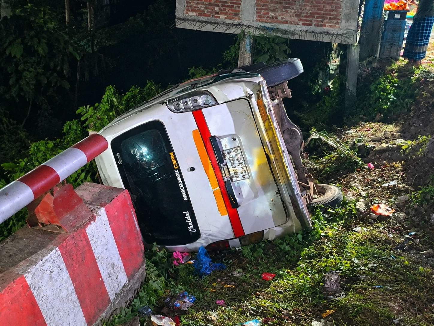 পাকুন্দিয়ায় অটোরিকশাকে বাঁচাতে গিয়ে খালে মাইক্রোবাস, উদ্ধার ৭