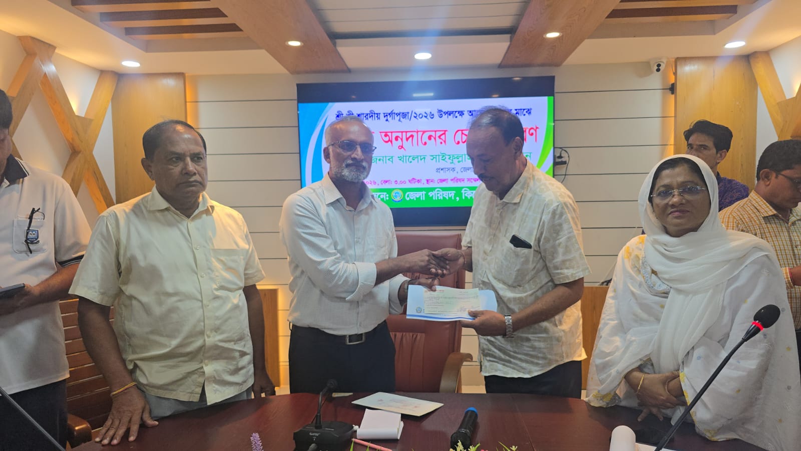 কিশোরগঞ্জে দুর্গাপূজা উপলক্ষে পূজা মণ্ডপে জেলা পরিষদের চেক বিতরণ