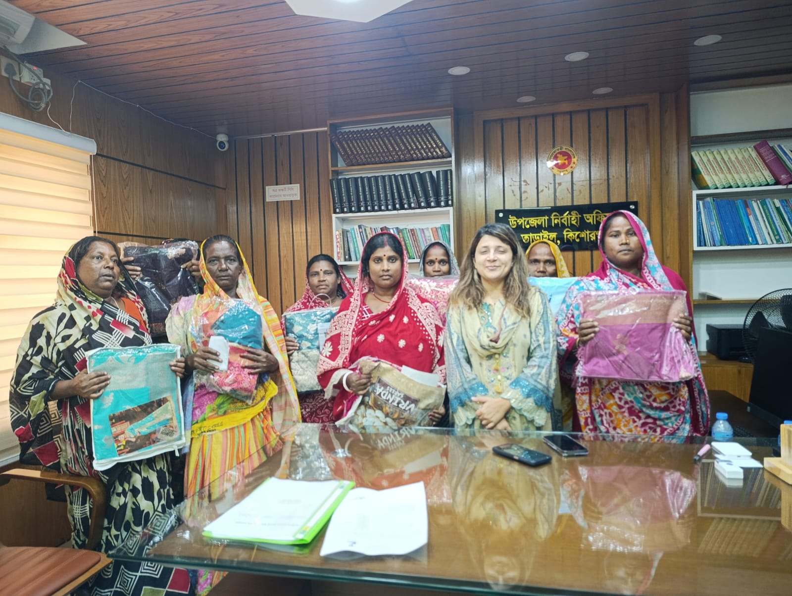 দুর্গাপূজার আনন্দ ভাগাভাগি, তাড়াইলে শাড়ি পেলেন অসচ্ছল নারীরা