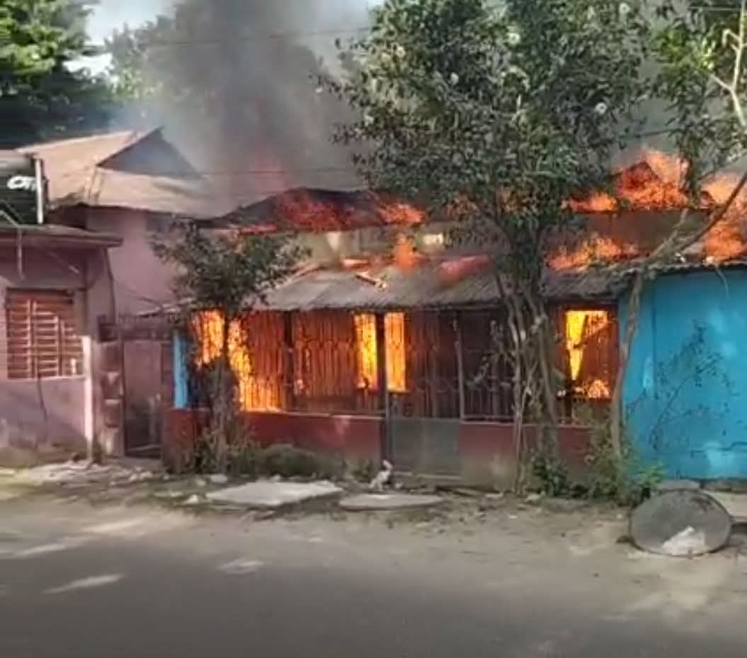 বাজিতপুরে বসতবাড়িতে আগুন, আধাপাকা ঘর পুড়ে ছাই