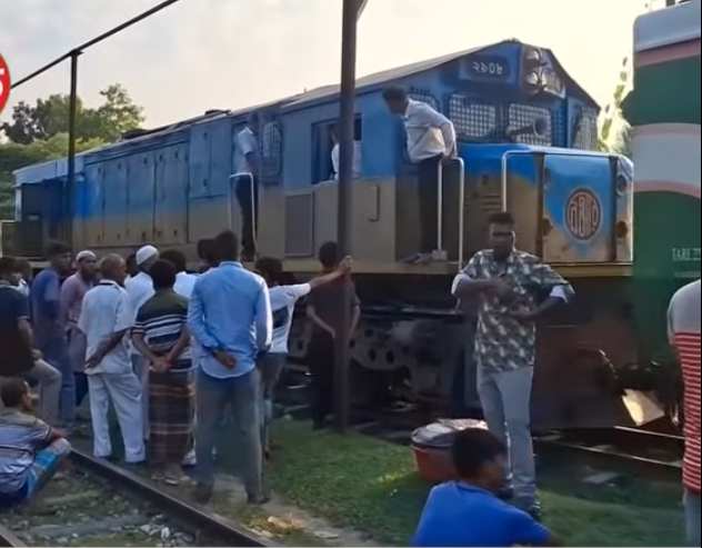 ইঞ্জিন বিকল হয়ে স্টেশনে তিন ঘনটা ধরে আটকে ঢাকাগামী কিশোরগঞ্জ এক্সপ্রেস