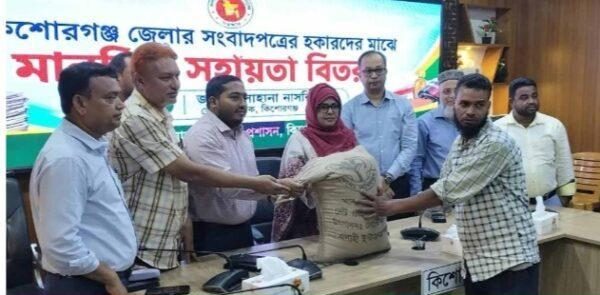 কিশোরগঞ্জে ২৫ সংবাদপত্র হকারের পাশে জেলা প্রশাসক
